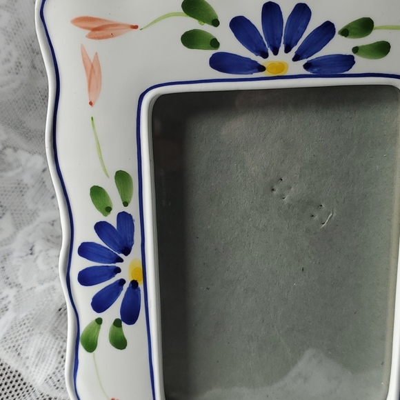 Ceramic Picture Frame with Scalloped Edge - Picture 5 of 7